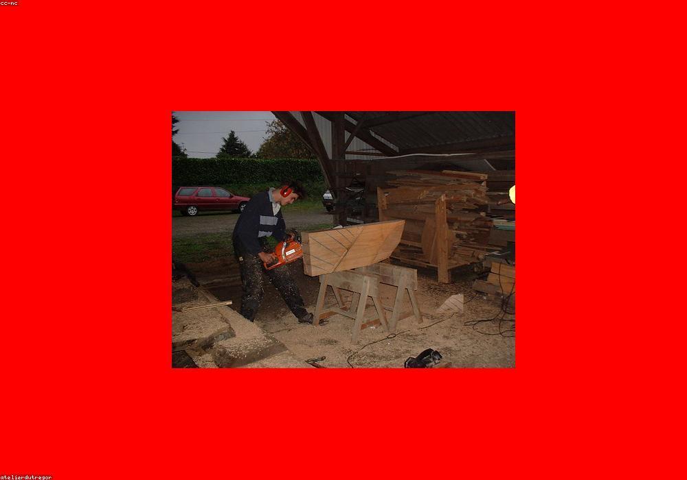 Ambachtsman zaagt hout voor maatwerk haardombouw